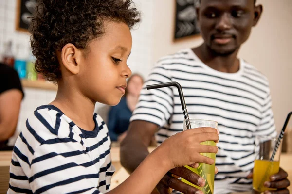 Pai e filho bebendo limonada — Fotografia de Stock