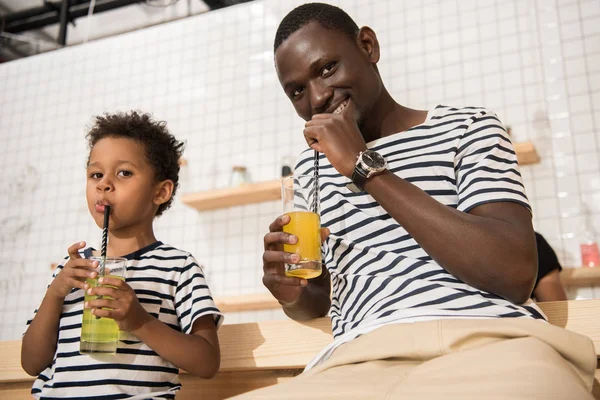 Feliz padre e hijo en la cafetería - foto de stock