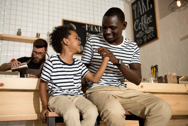 Feliz padre e hijo en la cafetería - foto de stock