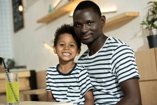 Счастливый африканский американец отец и сын — стоковое фото