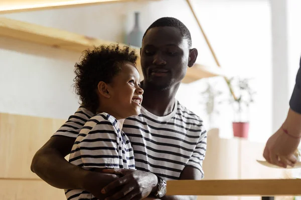 Heureux père et fils afro-américain — Photo de stock