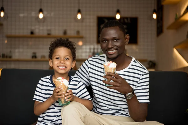 Vater und Sohn essen Eis — Stockfoto