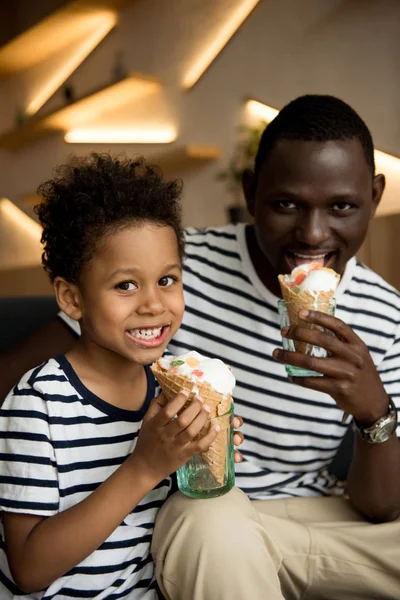 Père et fils manger de la crème glacée — Photo de stock