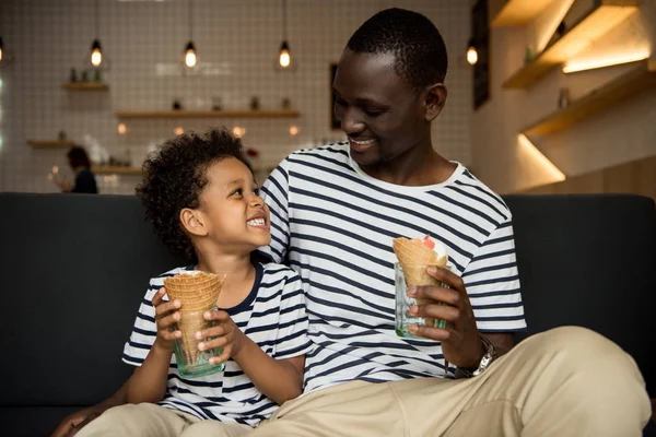 Padre e hijo comiendo helado - foto de stock