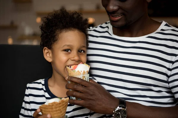 Père et fils manger de la crème glacée — Photo de stock