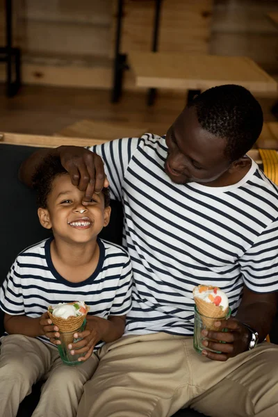 Padre e hijo comiendo helado - foto de stock