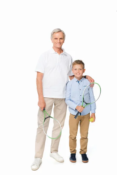 Nieto y abuelo con equipo de tenis - foto de stock