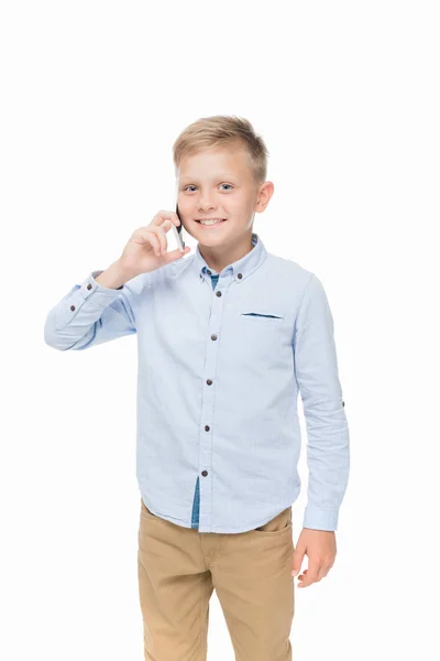 Kind spricht auf Smartphone — Stockfoto
