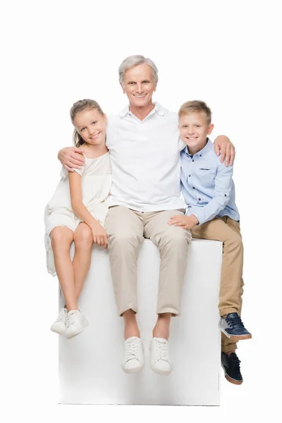 Avô feliz com netos — Fotografia de Stock