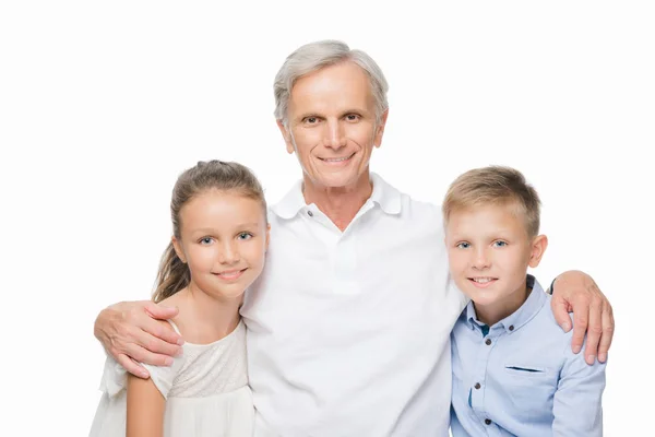 Feliz abuelo con nietos - foto de stock