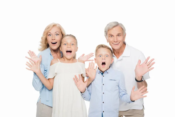 Sorprendido abuelos con nietos - foto de stock