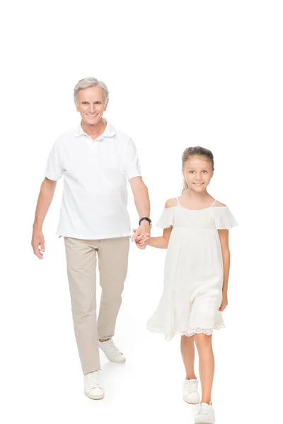Дедушка с внуком, держащимся за руки — стоковое фото