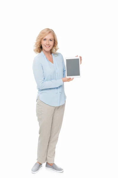 Mujer mostrando tableta en blanco - foto de stock