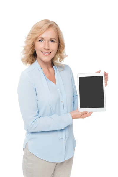 Mujer mostrando tableta en blanco - foto de stock