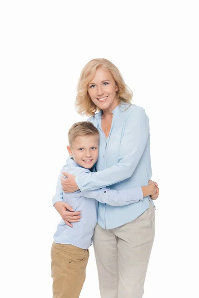 Pequeño niño abrazándose con madre - foto de stock