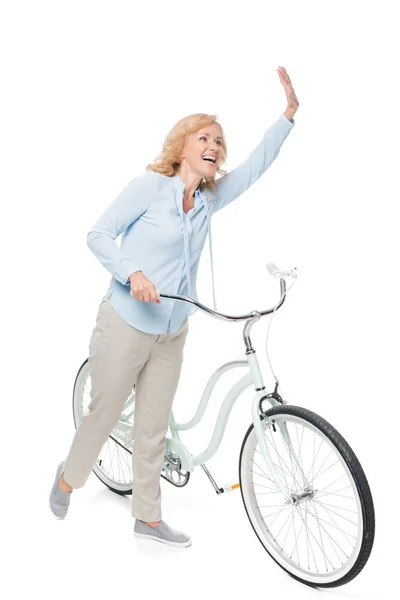 Femme mûre avec vélo — Photo de stock