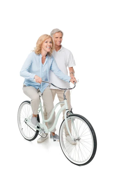 Mature homme et femme avec vélo — Photo de stock