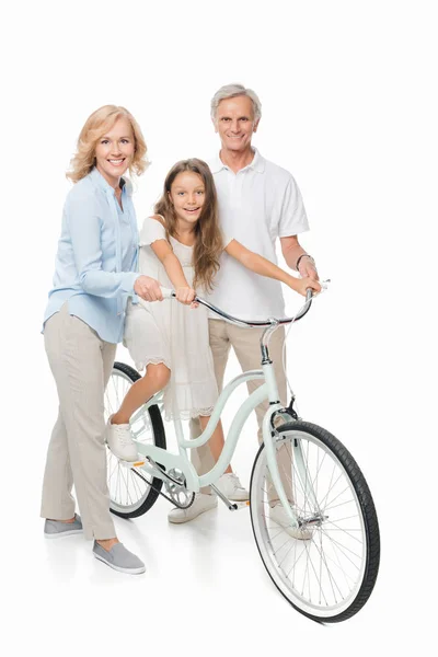 Menina na bicicleta com os avós — Fotografia de Stock
