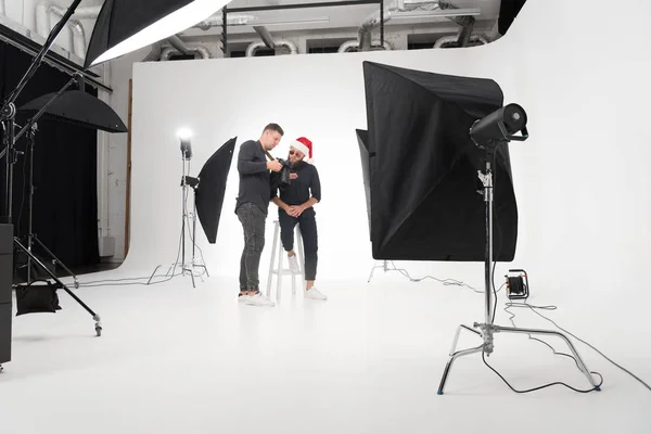 Photographe travaillant en studio avec modèle — Photo de stock