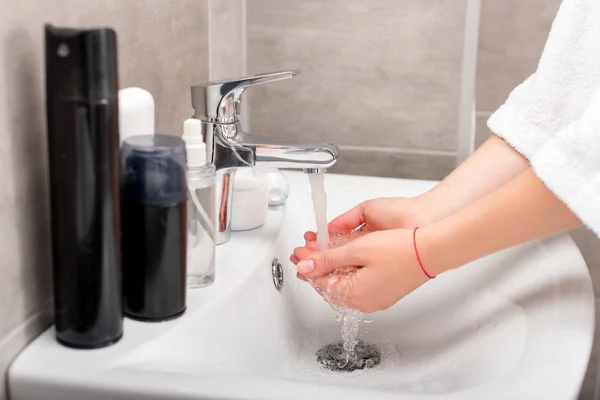 Femme se laver les mains — Photo de stock