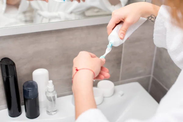 Femme brossant les dents — Stock Photo