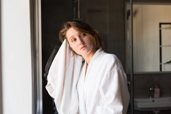 Jeune femme avec serviette — Photo de stock