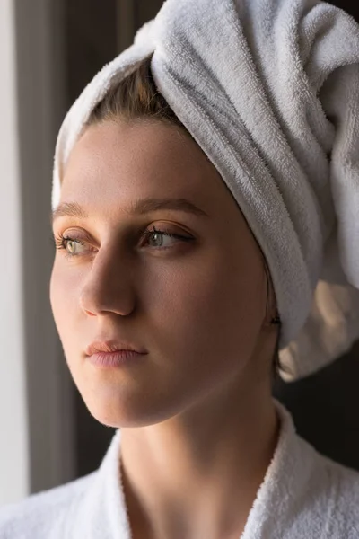 Ragazza con asciugamano sulla testa — Foto stock