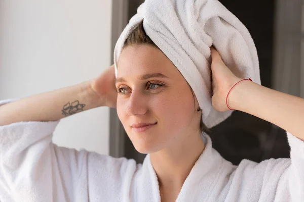 Chica con toalla en la cabeza - foto de stock