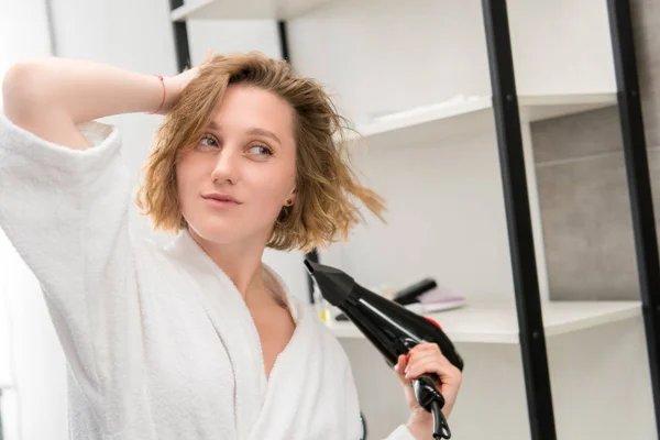 Mujer secando el cabello - foto de stock
