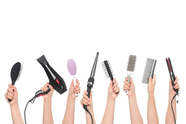 Mani che tengono gli strumenti di parrucchiere — Foto stock