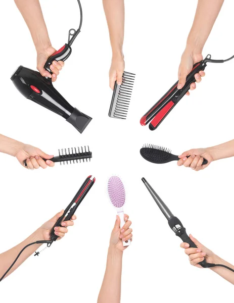 Mani che tengono gli strumenti di parrucchiere — Foto stock