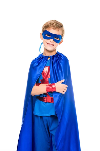 Мальчик-супергерой в синем плаще — стоковое фото