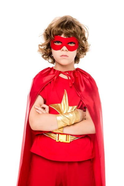 Мальчик-супергерой со скрещенными руками — стоковое фото