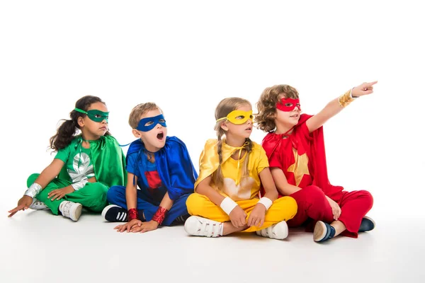 Niños con disfraces de superhéroes - foto de stock