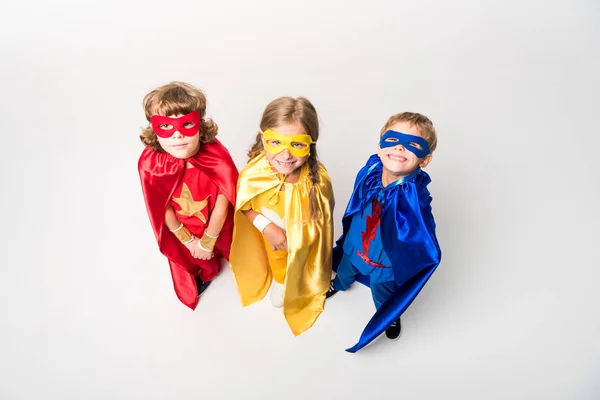 Niños con disfraces de superhéroes - foto de stock