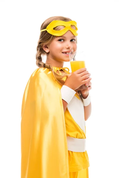 Superheldenmädchen trinkt Orangensaft — Stockfoto
