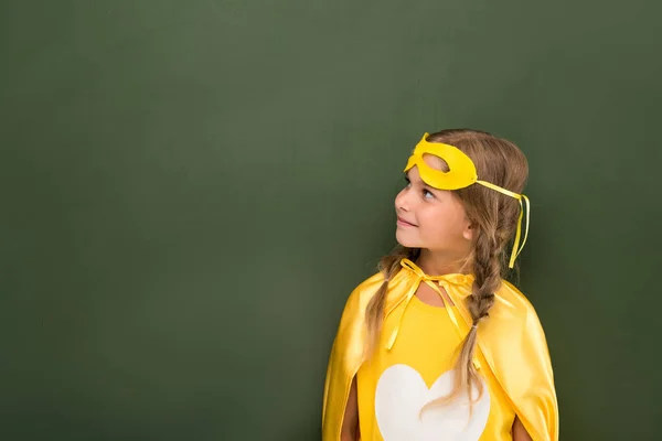 Menina super-herói olhando para o espaço de cópia — Fotografia de Stock