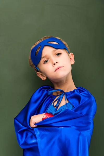 Junge im Superheldenkostüm — Stockfoto