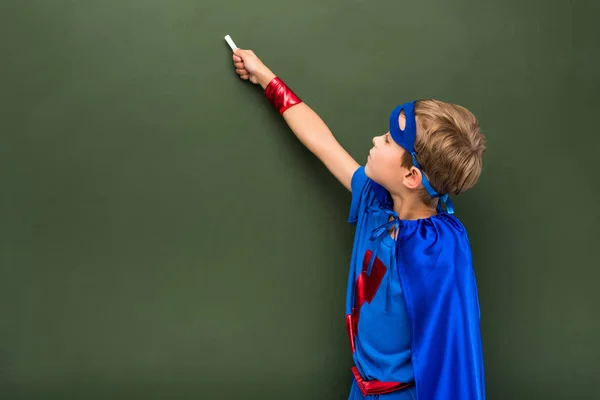 Escolar en traje de superhéroe - foto de stock