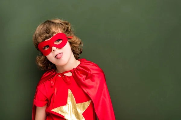 Junge im Superheldenkostüm — Stockfoto