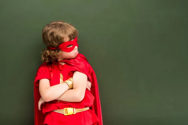 Garçon en costume de super-héros — Photo de stock