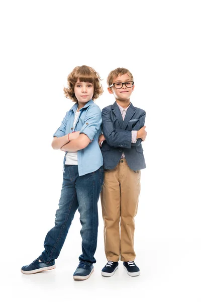 Niños con brazos cruzados - foto de stock