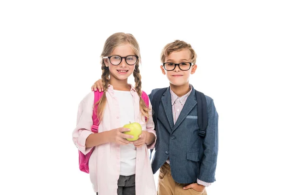 Crianças em idade escolar sorridentes com mochilas — Fotografia de Stock