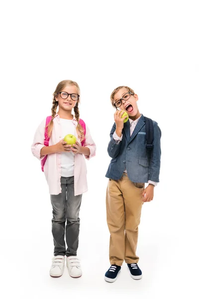 Écoliers mangeant des pommes — Photo de stock