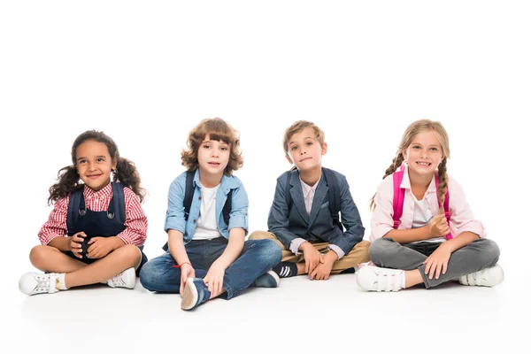 Compagni di classe multietnici con zaini — Foto stock