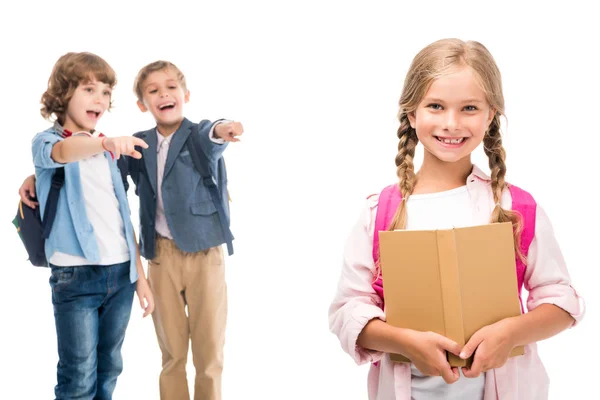 Alumnos riéndose de colegiala - foto de stock