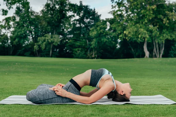 Femme exécutant la pose de lotus — Photo de stock