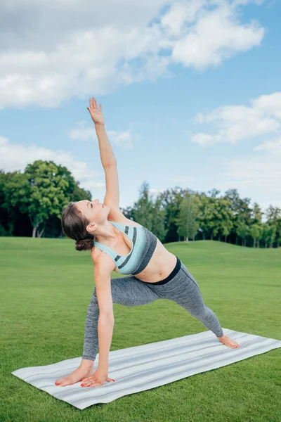 Mujer caucásica practicando yoga pose - foto de stock