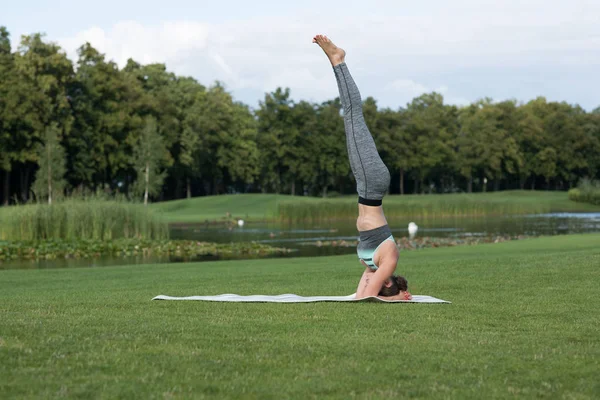 Athletische Frau praktiziert Yoga — Stockfoto