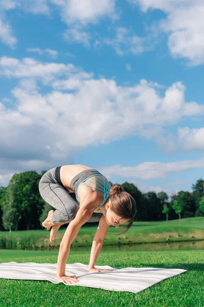 Femme sportive pratiquant le yoga — Photo de stock